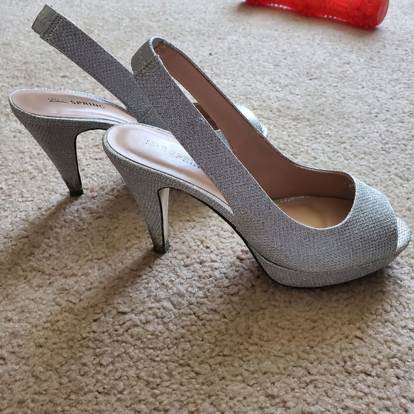 Silver Heels - Picture 2 of 2